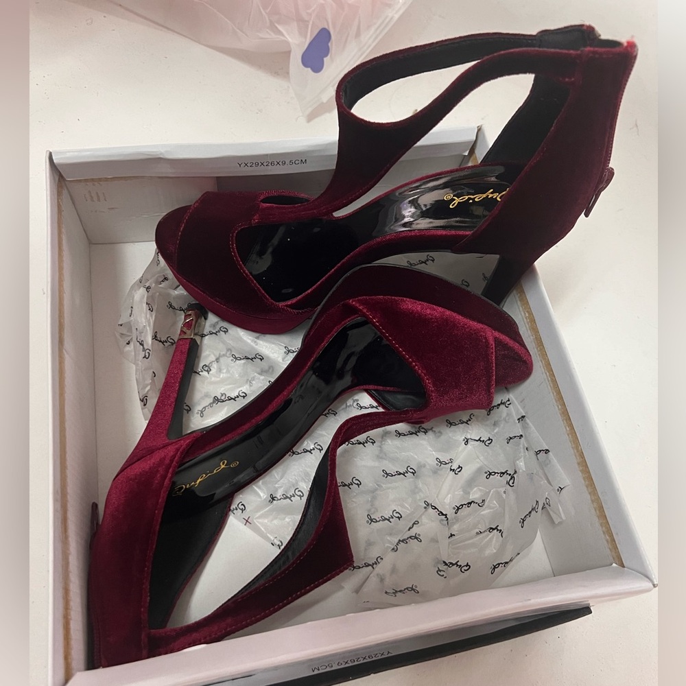 Qupid suede Cranberry heels